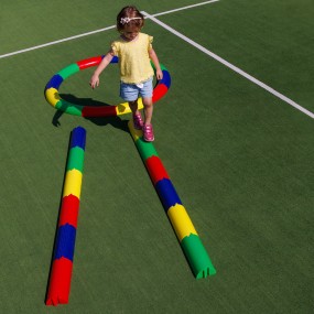 Bambina in equilibrio su percorso di mattoni